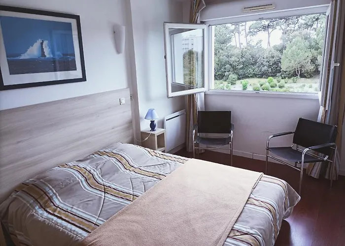 Superbe Avec Piscine Chauffée Et Parking Privé - La Clé Chaumoise