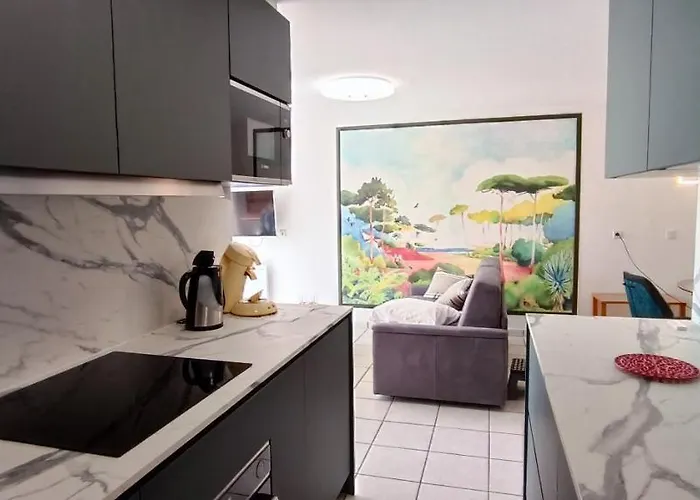 Superbe Avec Piscine Chauffée Et Parking Privé - La Clé Chaumoise